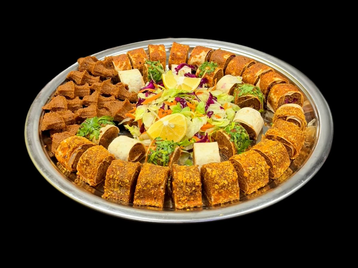 Rasasvada Roll Tepsi; sıkım çiğ köfte, suşi ve hitap çeşitleri, ortada salata